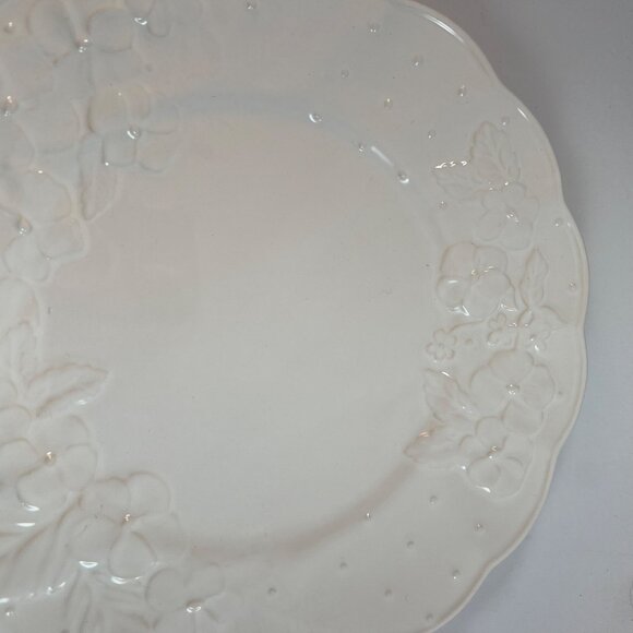 Bordallo Pinheiro Ingrid Cream Dinner Plates Lot of 2 Portugal - Picture 4 of 12